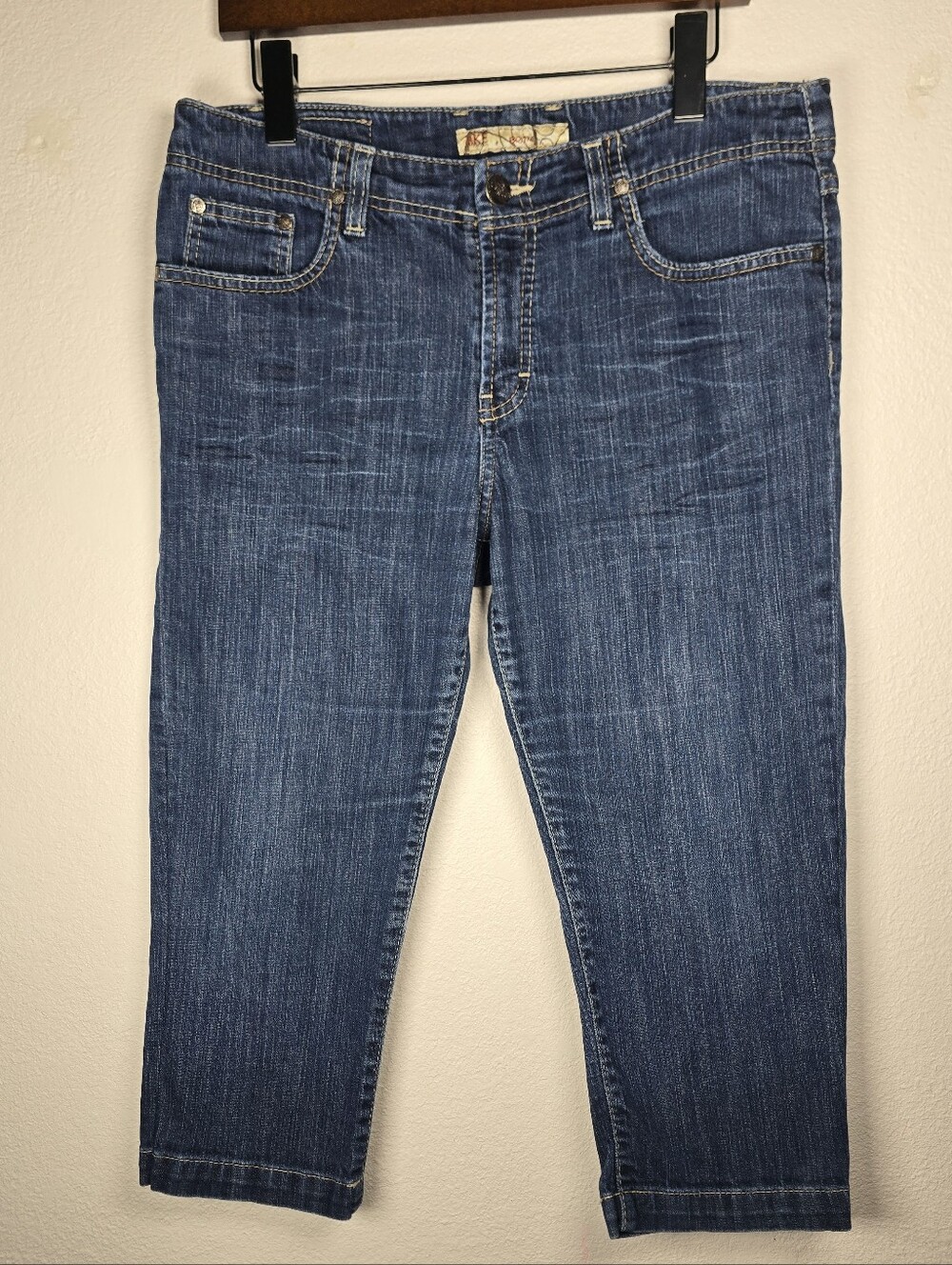 BKE Britni Capri Jeans Size 31 Medium Wash Stretch Cropped Denim